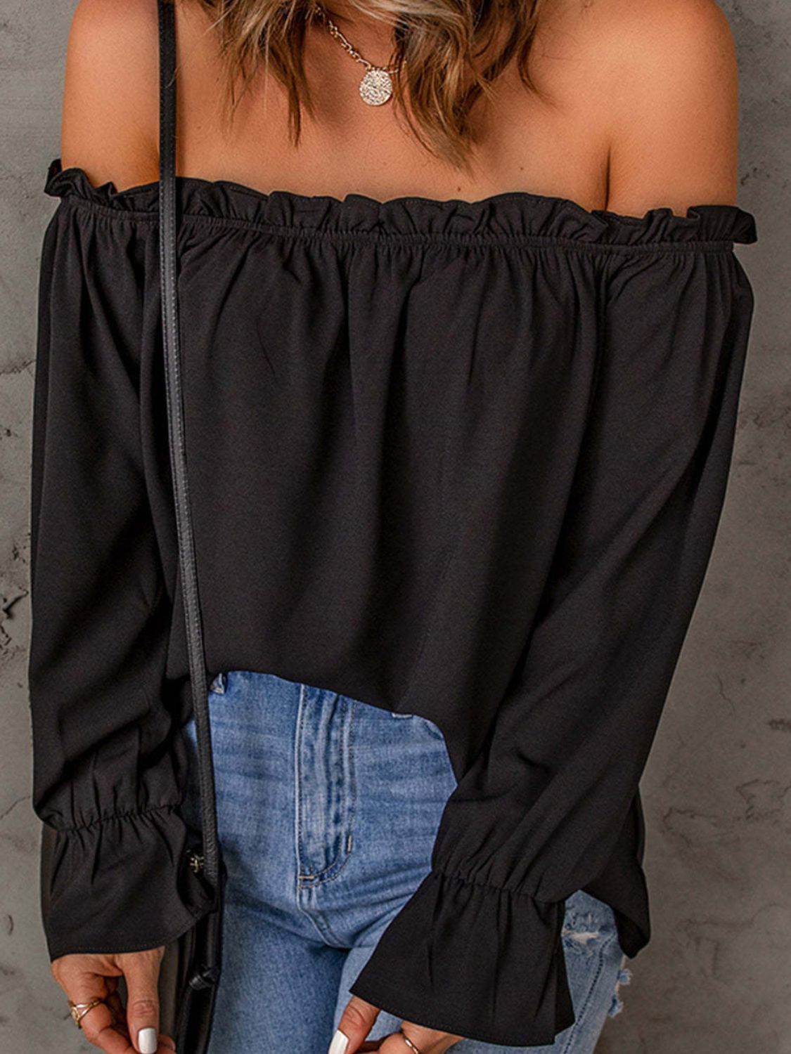 Muun’s Off-Shoulder Flounce